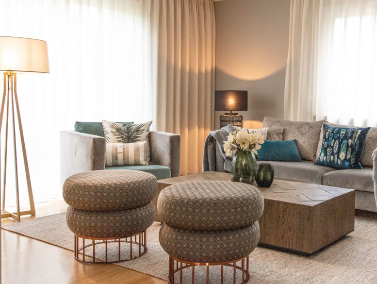Nachher Bild Modernes Wohnzimmer Einrichtung elegant mit couch hockern gardinen